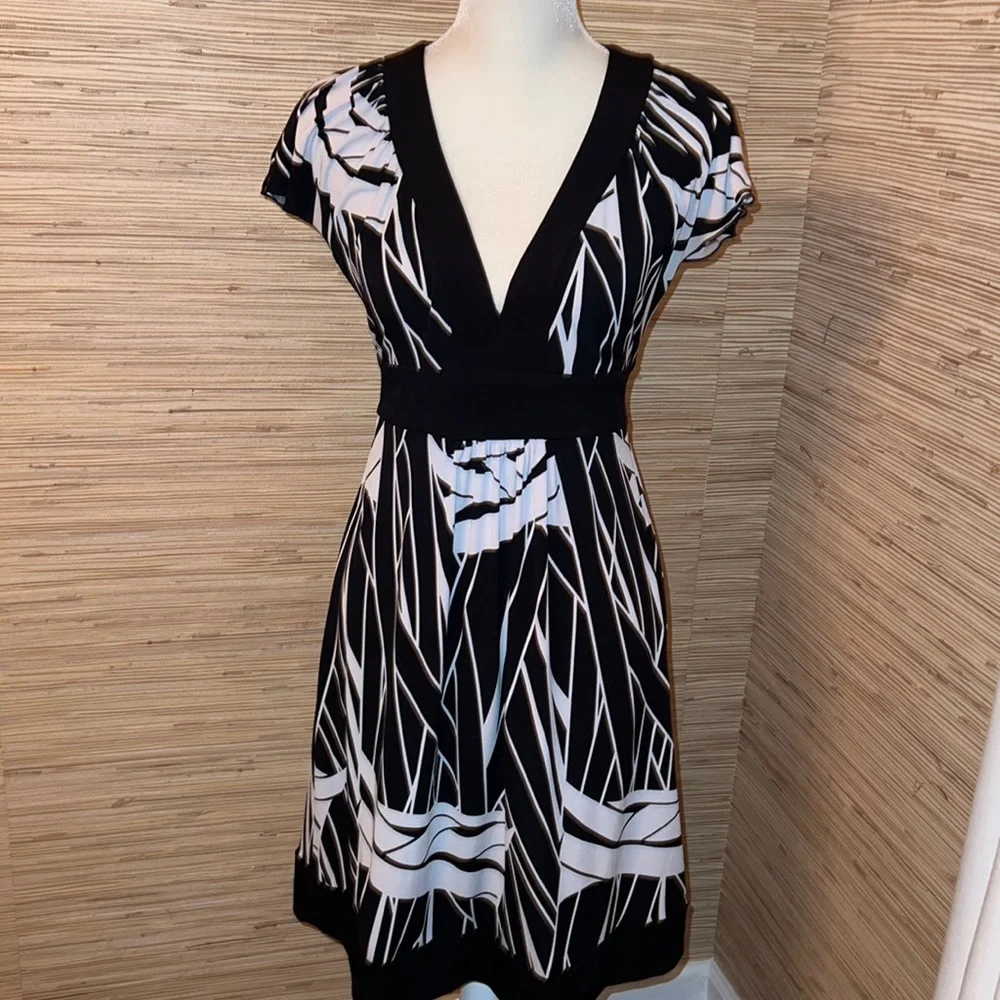 Intrigue large black & white v-neck dress, short sleeves, belted. EUC!